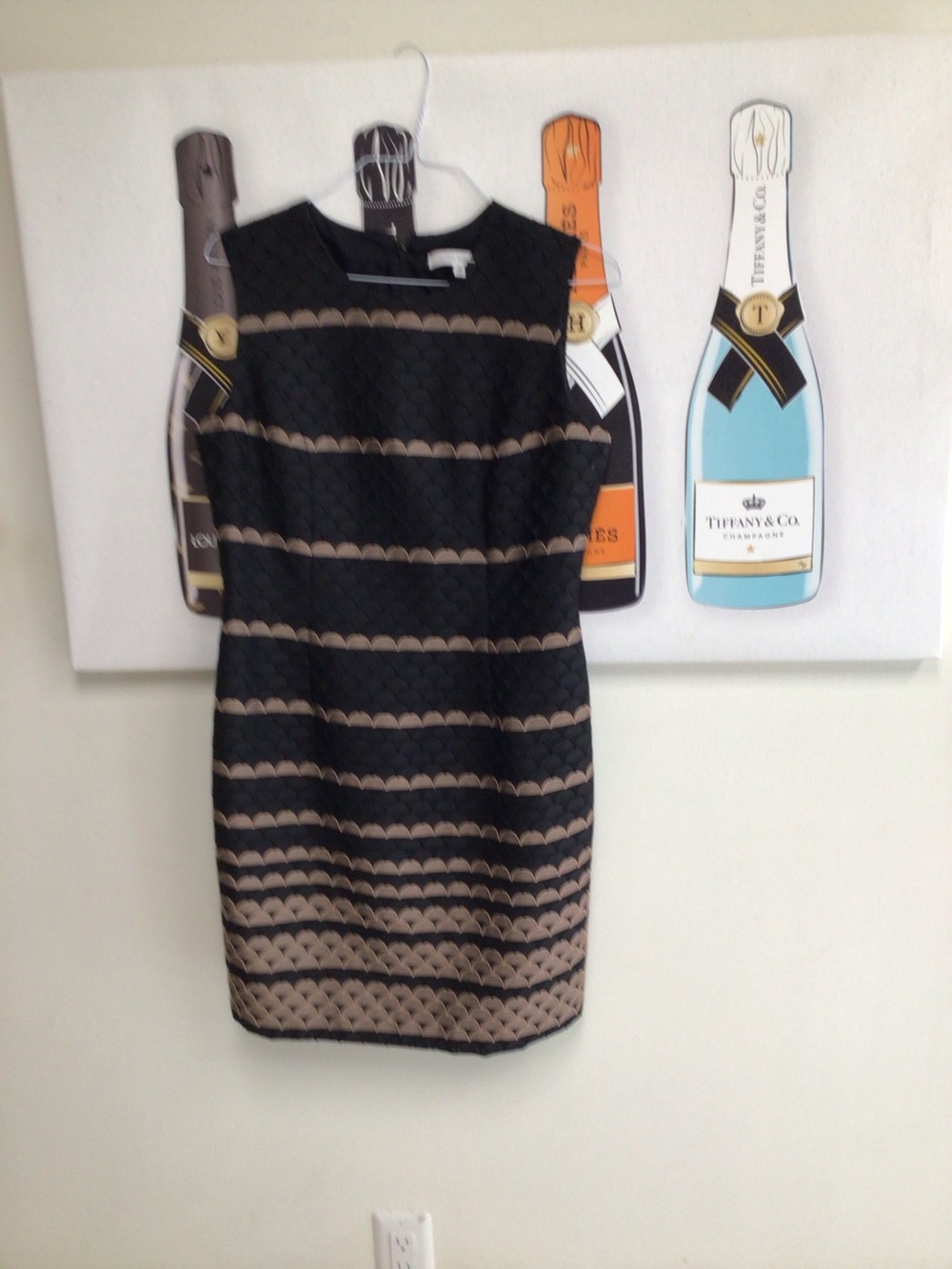 Sleeveless Black and Beige Scallop Pattern Sheath Dress